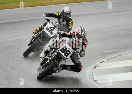 26. September 2010 - Birmingham, Alabama, Vereinigte Staaten von Amerika - Jeremy McWilliams, Reiter oder Hog Racing Harley-Davidson XR1200, (99) und Michael Barnes, Fahrer des Teams RMR Bruce Rossmeyer Daytona Racing Harley-Davidson XR1200, (4) geben Sie eine Haarnadelkurve im Vance & Hines-XR1200 Rennen im Barber Motorsports Park in Birmingham Alabama. (Kredit-Bild: © Marty Bingham/Southcr Stockfoto