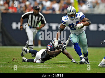 26. September 2010 - Houston, TX, USA - 26. September 2010: Houston Texans Linebacker Xavier Adibi (52) verpassen einen Zweikampf Dallas Cowboys laufen zurück Marion Barber (24) während des Spiels zwischen den Dallas Cowboys und die Houston Texans im Reliant Stadium in Houston, Texas. Cowboys Siegen gegen die Texaner 27-13. (Kredit-Bild: © Patrick Grün/Southcreek Global/ZUMApress.com) Stockfoto