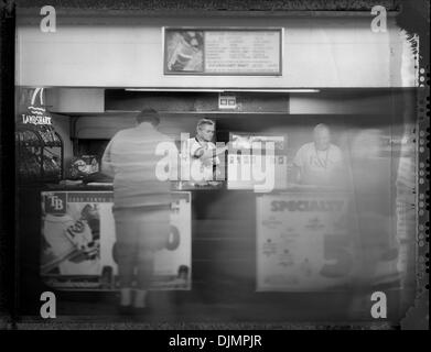 19. März 2008 gelten als eine Unschärfe - St. Petersburg, Florida, USA - Kunden in einem der Al Lang Feld Verkaufsstände, wie sie warten in der Schlange Bier vor dem Start der Philadelphia Phillies gegen Tampa Bay Rays Spiel zu kaufen. Fotos von Al Lang Feld, die Tampa Bay Rays und ihre Fans während der letzten Saison Frühjahr Ausbildung in St. Petersburg. (Kredit-Bild: © Edmund D. Brunnen Stockfoto