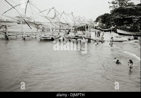 Reisen Fotografie - Chinesische Fischernetze in Fort Kochi Cochin in Kerala in Indien in Südasien. Landschaft, Menschen, Meer