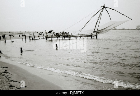 Chinesische Fischernetze in Fort Kochi Cochin in Kerala in Südindien in Asien. Fische Net Meer Arbeit alte Geschichte Landschaft Technologie Travel Eskapismus Stockfoto