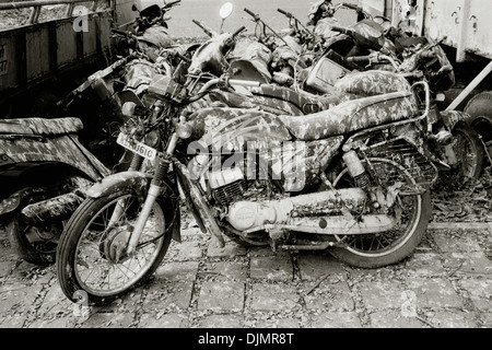 Dokumentarische Fotografie - Motorrad dump in Fort Kochi Cochin in Kerala in Indien in Südasien. Recycling Recycling