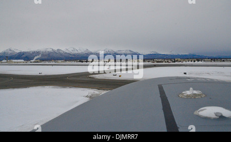 Die szenische Berge Alaskas von oben auf eine c-5 M Super Galaxy gesehen 21. November 2013, bei Joint Base Elmendorf-Richardson, Alaska. Eine C - 5M-Crew aus dem 709 hielten Airlift Squadron an JBER zum Auftanken während einer Mission liefert eine globale Niederschlag M Stockfoto