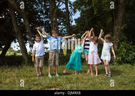 Kinder stehen in einer Linie auf ein Picknick in der langen Rasen in Somerset, Großbritannien. Stockfoto