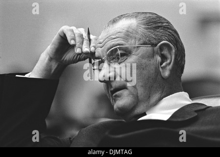 US-Präsident Lyndon B. Johnson bei einem Treffen in der Cabinet Room des weißen Hauses 7. Juni 1967 in Washington, DC. Stockfoto