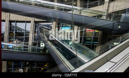 Fahrsteige an Charles De Gaulle Airport außerhalb von Paris Frankreich Stockfoto