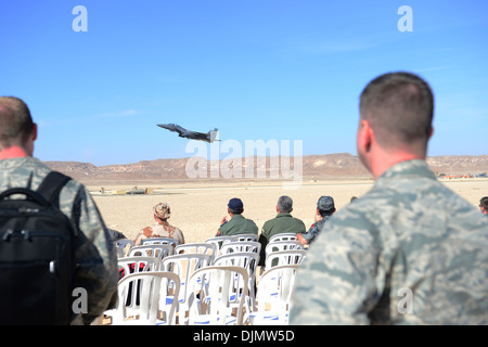 Kol. Kyle Robinson (rechts), 48. Fighter Wing Commander, beobachtet eine F-15E Strike Eagle, 492nd Kämpfer-Geschwader zugewiesen, Stockfoto