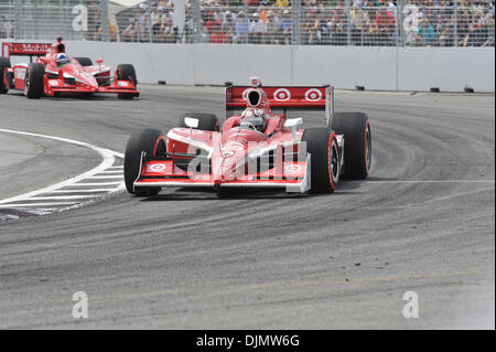 10. Juli 2010 - Toronto, Ontario, Kanada - Scott Dixon führt Dario Franchitti in Turn 10 auf der Honda Indy Toronto (Credit-Bild: © Steve Dachgaube/Southcreek Global/ZUMAPRESS.com) Stockfoto