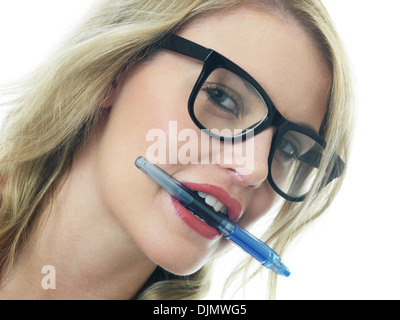 -Modell veröffentlicht. Junge Frau hält einen Stift im Mund Stockfoto