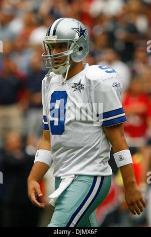 26. September 2010 - Houston, Texas, Vereinigte Staaten von Amerika - Dallas Cowboys-quarterback Tony Romo #9 Spaziergänge an der Seitenlinie während des Spiels zwischen den Dallas Cowboys und die Houston Texans im Reliant Stadium in Houston, Texas. Die Cowboys schlagen die Texaner 27-13. (Kredit-Bild: © Matt Pearce/Southcreek Global/ZUMApress.com) Stockfoto