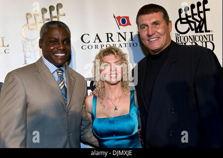 27. September 2010 - New York, NY, USA - CARL LEWIS, DANIELLE WADE und MARK RYPIEN auf der 25. großen Sport verleiht Jahresessen, profitiert die Buoniconti Fonds zur Heilung Lähmung im Waldorf Astoria Hotel.  Diesjährige Preisträger sind Willie Mays, Bill Russell, Michael Irvin, Dan Marino, Annika Sorenstam, Brian Leetch, Ignacio "Nacho" Figueras, Laird Hamilton und Calvin Borel. (Cr Stockfoto