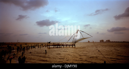 Chinesische Fischernetze in Fort Kochi Cochin in Kerala in Südindien in Asien. Fische Net Meer Arbeit alte Geschichte Landschaft Himmel Reisen Wanderlust Eskapismus Stockfoto