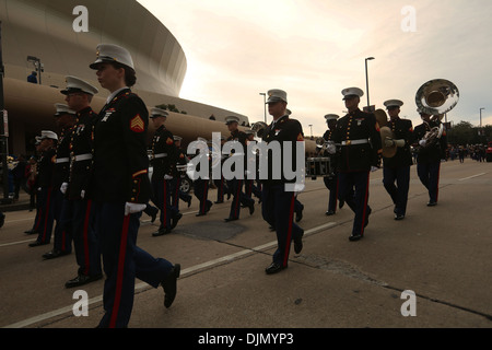 Mitglieder der Marine Corps Band New Orleans marschieren in die dritte jährliche Bayou Classic Parade am 28. November 2013. Die Marines führte th Stockfoto