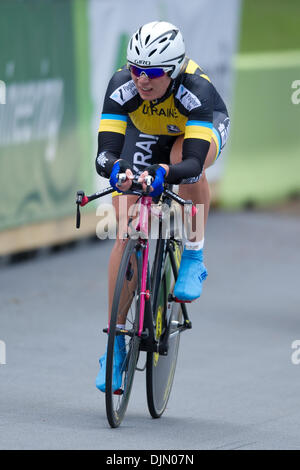 29. September 2010 - Brücke Geelong, Victoria, Australien - KALITOVSKA Lesya (UKR) überqueren Queens Park Rd auf die Frauen Zeit trial Veranstaltung in 2010 UCI Straßen-WM in Geelong, Victoria, Australien. (Kredit-Bild: © Sydney Low/Southcreek Global/ZUMApress.com) Stockfoto