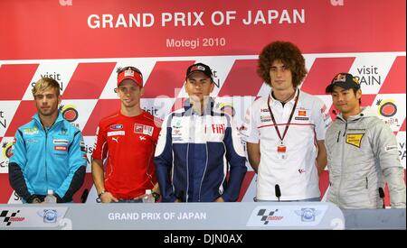30. September 2010 - Motegi, Tochigi, Japan - (L, R) Suzuki MotoGP-Fahrer ALVARO BAUTISTA von Spanien, Ducati MotoGP-Fahrer CASEY STONER von Australien, Yamaha MotoGP-Pilot JORGE LORENZO aus Spanien, Honda MotoGP-Pilot MARCO MELANDRI Italiens und Honda MotoGP-Pilot HIROSHI AOYAMA Japan besuchen eine Pressekonferenz für die MotoGP World Championship Grand Prix von Japan auf dem Twin Ring Motegi in Mote Stockfoto