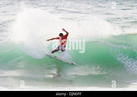 Sep 30, 2010 - Hossegor, Frankreich - MICHEL BOUREZ (Tahiti) (im Bild) gab dem französische Publikum jubeln über als er R. Powers (Haw) besiegte in Runde 2 der Quiksilver Pro France in Hossegor heute. Bourez erwies sich die auf Form Surfer von der Hitze, Auswahl der Wahl Wellen, seinen Hawaii-Gegner zu vertreiben, die von der Veranstaltung ausgeschlossen wurde. Der Quiksilver Pro France hält nicht Stockfoto