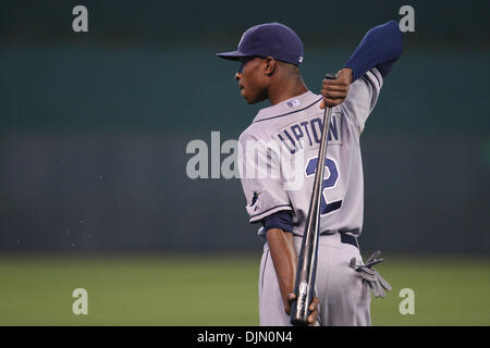 30. September 2010 - Kansas City, Missouri, Vereinigte Staaten von Amerika - Tampa Bay Rays Center Fielder B.J. Upton (2) Aufwärmen vor Donnerstag Baseball-Spiel zwischen den Kansas City Royals und die Tampa Bay Rays im Kauffman Stadium in Kansas City, Missouri. Die Royals besiegte die Strahlen 3-2. (Kredit-Bild: © James Allison/Southcreek Global/ZUMApress.com) Stockfoto