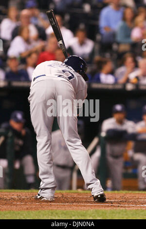 30. September 2010 - pitch während Donnerstag Baseball-Spiel zwischen den Kansas City Royals und die Tampa Bay Rays im Kauffman Stadium in Kansas City, Missouri, Kansas City, Missouri, Vereinigte Staaten von Amerika - Tampa Bay Rays Recht Fielder Matt Joyce (20) Kurven aus dem Weg von einer inneren. Die Royals besiegte die Strahlen 3-2. (Kredit-Bild: © James Allison/Southcreek Global/ZUMApress.com) Stockfoto