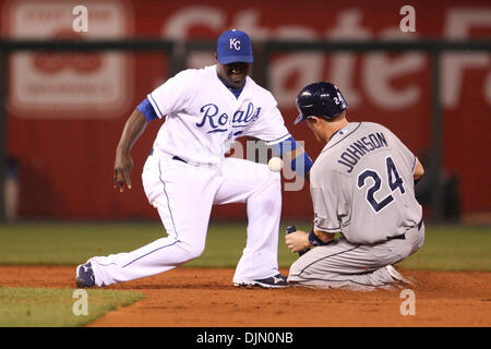 30. September 2010 - Kansas City, Missouri, Vereinigte Staaten von Amerika - Tampa Bay Rays erster Basisspieler Dan Johnson (24) gleitet sicher auf dem zweiten während Donnerstag Baseball-Spiel zwischen den Kansas City Royals und die Tampa Bay Rays im Kauffman Stadium in Kansas City, Missouri. Die Royals besiegte die Strahlen 3-2. (Kredit-Bild: © James Allison/Southcreek Global/ZUMApress.com) Stockfoto