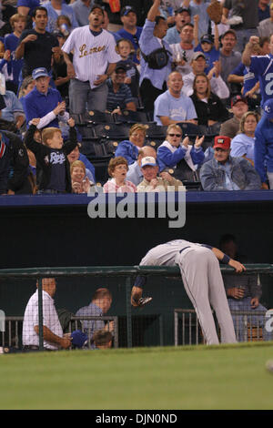 30. September 2010 versucht, einen Foul Ball zu fangen, während am Donnerstag Baseball-Spiel zwischen den Kansas City Royals und die Tampa Bay Rays im Kauffman Stadium in Kansas City, Missouri - Kansas City, Missouri, Vereinigte Staaten von Amerika - Tampa Bay Rays Recht Fielder Ben Zobrist (18). Die Royals besiegte die Strahlen 3-2. (Kredit-Bild: © James Allison/Southcreek Global/ZUMApress.com) Stockfoto