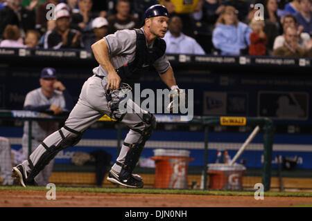 30. September 2010 - Kansas City, Missouri, Vereinigte Staaten von Amerika - Tampa Bay Rays Catcher John Jaso (28) Tricks ein wildes laufen zu werfen, während am Donnerstag Baseball-Spiel zwischen den Kansas City Royals und die Tampa Bay Rays im Kauffman Stadium in Kansas City, Missouri. Die Royals besiegte die Strahlen 3-2. (Kredit-Bild: © James Allison/Southcreek Global/ZUMApress.com) Stockfoto