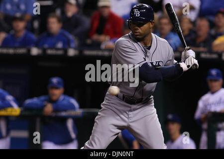 30. September 2010 wartet seine Tonhöhe während Donnerstag Baseball-Spiel zwischen den Kansas City Royals und die Tampa Bay Rays im Kauffman Stadium in Kansas City, Missouri - Kansas City, Missouri, Vereinigte Staaten von Amerika - Tampa Bay Rays linker Feldspieler Carl Crawford (13). Die Royals besiegte die Strahlen 3-2. (Kredit-Bild: © James Allison/Southcreek Global/ZUMApress.com) Stockfoto