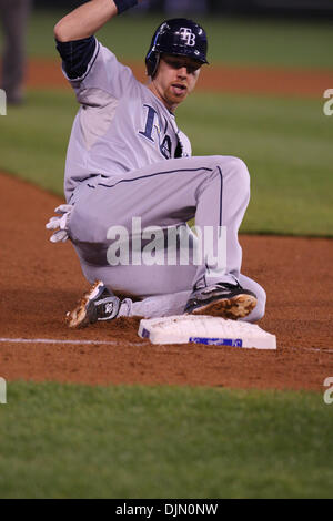 30. September 2010 Folien - Kansas City, Missouri, Vereinigte Staaten von Amerika - Tampa Bay Rays Recht Fielder Ben Zobrist (18) sicher im dritten während Donnerstag Baseball-Spiel zwischen den Kansas City Royals und die Tampa Bay Rays im Kauffman Stadium in Kansas City, Missouri. Die Royals besiegte die Strahlen 3-2. (Kredit-Bild: © James Allison/Southcreek Global/ZUMApress.com) Stockfoto