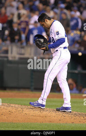 30. September 2010 bereitet zum pitch 9. Inning während Donnerstag Baseball-Spiel zwischen den Kansas City Royals und die Tampa Bay Rays im Kauffman Stadium in Kansas City, Missouri - Kansas City, Missouri, Vereinigte Staaten von Amerika - Kansas City Royals Entlastung Krug Joakim Soria (48). Die Royals besiegte die Strahlen 3-2. (Kredit-Bild: © James Allison/Southcreek Global/ZUMApress.com) Stockfoto