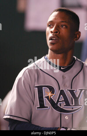 30. September 2010 - Kansas City, Missouri, Vereinigte Staaten von Amerika - Tampa Bay Rays Center Fielder B.J. Upton (2) auf der Trainerbank nach draußen fliegen im neunten Inning während Donnerstag Baseball-Spiel zwischen den Kansas City Royals und die Tampa Bay Rays im Kauffman Stadium in Kansas City, Missouri. Die Royals besiegte die Strahlen 3-2. (Kredit-Bild: © James Allison/Southcreek Global/ZUMAp Stockfoto