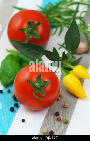 Cherry-Tomaten mit Auswahl von frischen Kräutern und gemischte Paprika Stockfoto