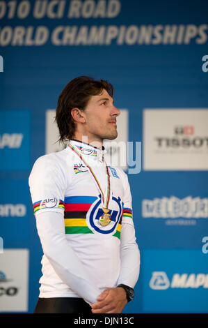 30. September 2010 - Geelong, hört Victoria, Australien - Fabian Cancellara in der Schweiz die Schweizer Nationalhymne bei der 2010 UCI Road World Championships Testversion Zeitereignis in Geelong, Victoria, Australien. Fabian Cancellara gewann das Turnier und wurde die erste Person gewinnt einen Rekord vier Mal trial-Titel. (Kredit-Bild: © Sydney Low/Southcreek Global/ZUMApress.com) Stockfoto