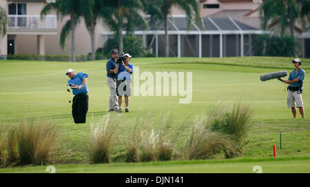 1. März 2008 - Palm Beach Gardens, Florida, USA - MARK CALCAVECCHIA treibt seinen Ball auf dem 18. Grün.  Die dritte Runde von der 2008 Honda Classic Gold pro-am am 1. März 2008. (Kredit-Bild: © J. Gwendolynne Berry/Palm Beach Post/ZUMA Press) Einschränkungen: * USA Boulevardpresse Rechte heraus * Stockfoto