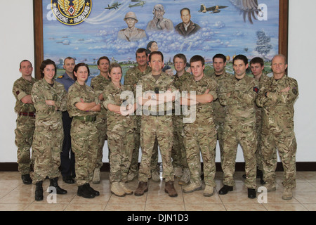 Vereinigtes Königreich-Service-Mitglieder zugewiesen, Großbritannien Joint Task Force zur Unterstützung der Taifun Haiyan Hilfsmaßnahmen, stellen fo Stockfoto