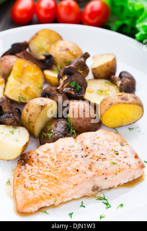Gebratener Lachs mit Kartoffeln und Champignons Stockfoto