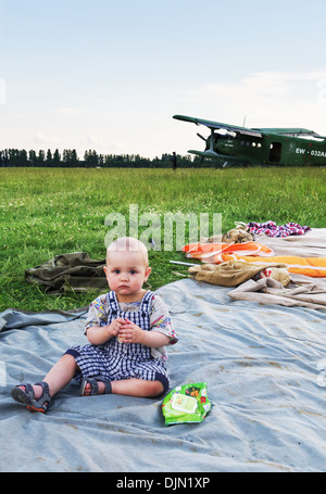 Das kleine Kind in Flugplatz. Stockfoto