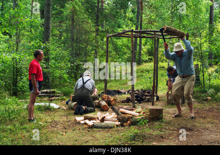 Reisen Sie Bad-Sauna im Wald in der Nähe von Fluss - 1. Stockfoto