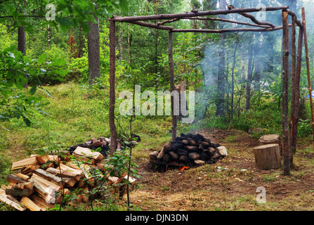 Reisen Sie Bad-Sauna im Wald in der Nähe von Fluss - 2. Stockfoto