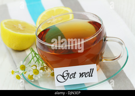 Gut-Karte mit Tasse Kamillentee und Zitrone Stockfoto