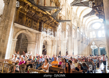 Gemeinde im Inneren der Kathedrale in Santiago De Compostela, Galicien, Spanien Stockfoto