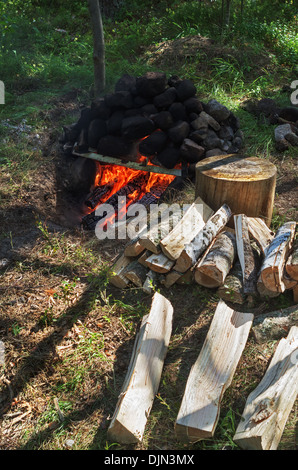 Reisen Sie Bad-Sauna im Wald in der Nähe von Fluss - 4. Stockfoto