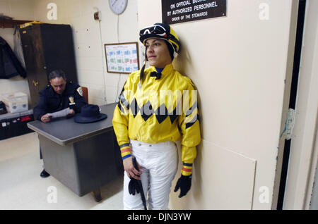 2. März 2008 - South Ozone Park, Queens, NY, USA - CAROL CEDENO warten in der Jockey Raum vor dem Start der 6. Rasse. Carol Cedeno, 19, von Puerto Rico ist die einzige weibliche Jockey auf den Winter Pferderennen am Aquädukt Rennbahn treffen. Carol verloren ihr Reiten Status "Fehler" und am 28. Februar und gewann ihr ersten Rennen am Aquädukt heute als Geselle. Carol begann Reiten Land Stockfoto