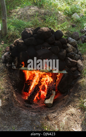 Reisen Sie Bad-Sauna im Wald in der Nähe von Fluss - 5. Stockfoto