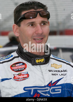 7. März 2008 - Hampton, Georgia, USA - ANDY LALLY, Fahrer der #7 TRG Motorsports Chevrolet wartet für die amerikanischen kommerziellen Linien 200 auf dem Atlanta Motor Speedway zu qualifizieren. (Kredit-Bild: © Timothy L. Hale/ZUMA Press) Stockfoto