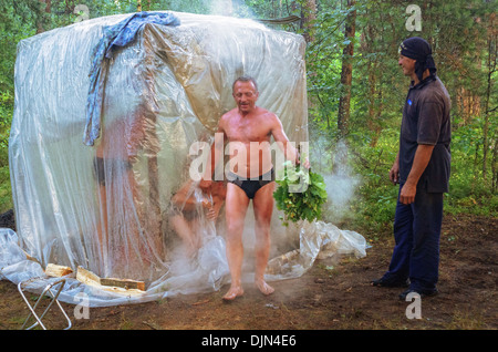 Reisen Sie Bad-Sauna im Wald in der Nähe von Fluss - 6. Stockfoto