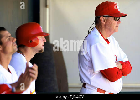 13. März 2008 - Jupiter, Florida, USA - St. Louis Cardinals pitching Coach DAVE DUNCAN (R) und sein Sohn Chris, (2 L), in einem Frühling Trainingsspiel gegen die New York Mets im Roger Dean Stadium Donnerstag in Jupiter.   (Kredit-Bild: © Bill Ingram/Palm Beach Post/ZUMA Press) Einschränkungen: * USA Boulevardpresse Rechte heraus * Stockfoto