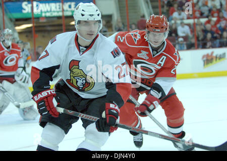 16. März 2008 - Raleigh, North Carolina, USA - der Ottawa Senators RANDY ROBITAILLE gegen die Carolina Hurricanes GLEN WESLEY im RBC Center. Carolina gewann das Eishockey-Spiel mit einem Endstand von 5: 1. (Kredit-Bild: © Jason Moore/ZUMA Press) Stockfoto