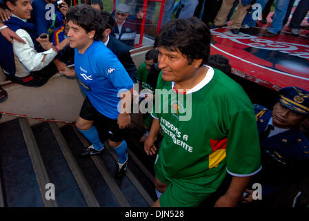 17. März 2008 bekommen - La Paz, Bolivien - argentinische Fußballspieler DIEGO MARADONA (L) und Bolivoan Präsident EVO MORALES, das Stadion von La Paz, Bolivien, um ein Fußballspiel zwischen Maradona-Team und ex-98 Tasse Weltauswahl, leadered von bolivianischen Präsidenten Evo Morales zu spielen. Dieses Spiel ist die FIFA-Entscheidung, Stadien auf 2750 Meter über dem Stuhl Ebene und Suport Opfer verbieten ablehnen Stockfoto