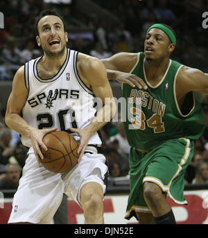 17. März 2008 fährt - San Antonio, Texas, USA - Spurs MANU GINOBILI in den Korb vor Boston Celtics #34 PAUL PIERCE während der 1. Periode des Spiels in der Mitte at&t Montag, 17. März 2008.  (Kredit-Bild: © Delcia Lopez/San Antonio Express-News/ZUMA Press) Einschränkungen: * San Antonio, Seattle Zeitungen und USA Boulevardpresse Rechte heraus * Stockfoto