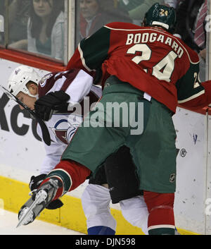 17. März 2008 - St. Paul, Minnesota, USA - Wild vs. Colorado.  Colorados CODY MCLEOD war von Wilds DEREK BOOGAARD, spielt sein erste Spiel seit Janurary knirschte.  (Kredit-Bild: © Bruce Bisping/Minneapolis Star Tribune/ZUMA Press) Einschränkungen: * USA Boulevardpresse Rechte heraus * Stockfoto