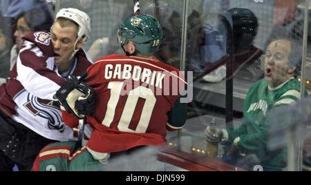 17. März 2008 - St. Paul, Minnesota, USA - Wild vs. Colorado.  Colorados KURT SAUER und Wild MARIÁN GÁBORÍK verwirrt in der Ecke wie ein Wild Fan reagiert. (Kredit-Bild: © Bruce Bisping/Minneapolis Star Tribune/ZUMA Press) Einschränkungen: * USA Boulevardpresse Rechte heraus * Stockfoto